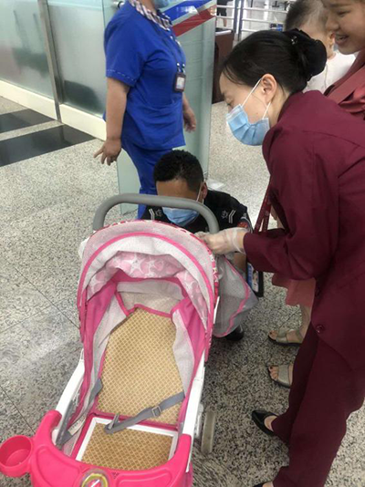 圖片1.png“真情服務(wù)”是讓旅客更加安心、放心、舒心的出行。行查室作為部門進(jìn)港服務(wù)的最后一個環(huán)節(jié)，在日常工作中也很注重服務(wù)細(xì)節(jié)。6月10日，行查室工作人員幫助旅客打開嬰兒車，為她排憂解難。.png