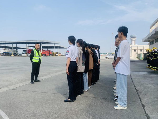 綿陽機(jī)場安檢站對閬中機(jī)場、民航校  實(shí)習(xí)生開展軍訓(xùn).png
